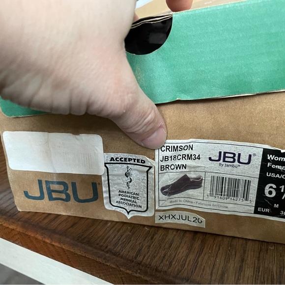 JBU clogs worn only a few times, too big. Lined, very soft and warm. Origi box. - Picture 6 of 6